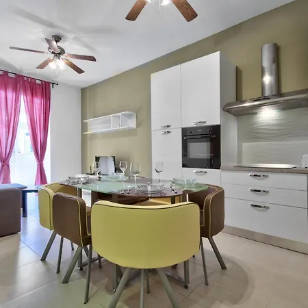 Few Minutes From The Strand Gzira 3-Bedroom Apartment Apartament