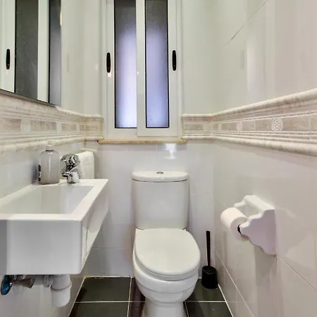 Apartament Few Minutes From The Strand Gzira 3-Bedroom Apartment