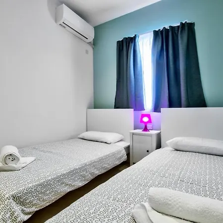 Apartament Few Minutes From The Strand Gzira 3-Bedroom Apartment *